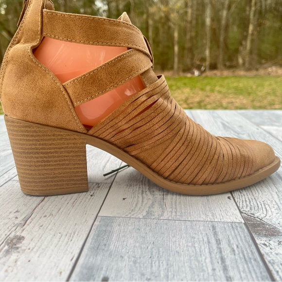 QUPID TAN FAUX LEATHER STRAPPY ANKLE BOOTS SIZE 9.5 WESTERN - Picture 2 of 8
